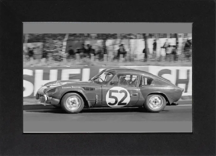 Gerahmter Druck : Die Triumpf-Spitfire mit Fahrern David Hobbs und Rob Slotmaker an der Le Mans-24-Stunden-Rennen