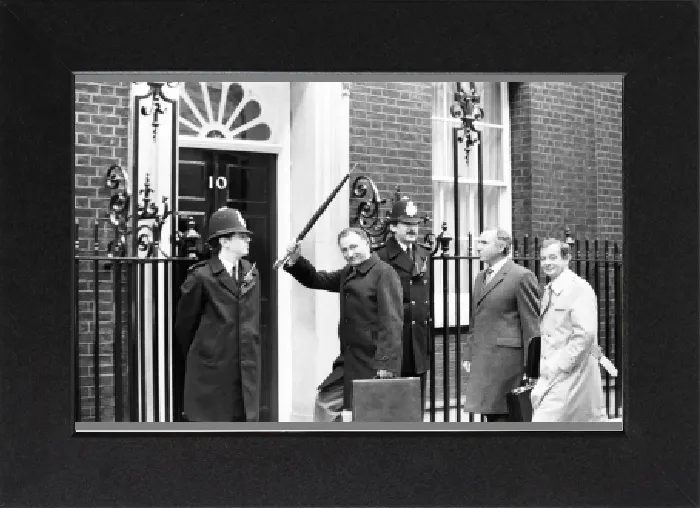 Gerahmter Druck : Drehen des britischen Fernsehprogramms 'Yes Minister', außerhalb der Gerahmter Druck : Drehen des britischen Fernsehprogramms 'Yes Minister', außerhalb der