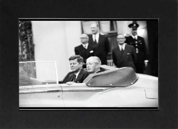 Gerahmter Druck : Besuch des amerikanischen Präsidenten John F. Kennedy und seiner Frau Jacqueline in London, England Gerahmter Druck : Besuch des amerikanischen Präsidenten John F. Kennedy und seiner Frau Jacqueline in London, England