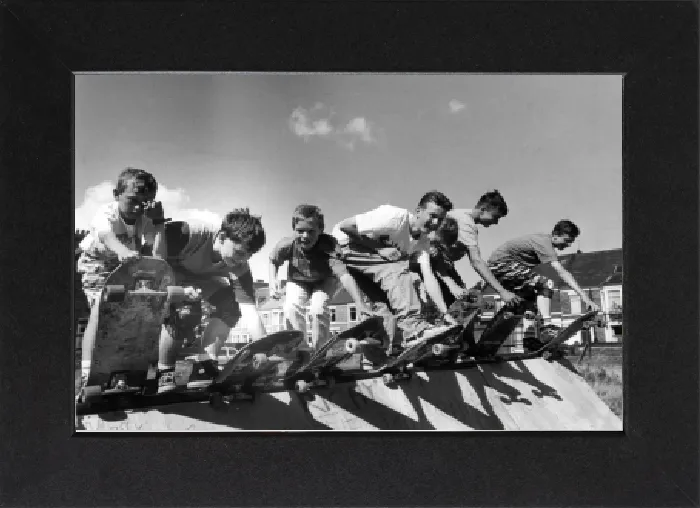 Gerahmter Druck : Einige Skateboard-Rider bereiten sich auf die Aktion am Rampe am 17. August 1989 vor Gerahmter Druck : Einige Skateboard-Rider bereiten sich auf die Aktion am Rampe am 17. August 1989 vor