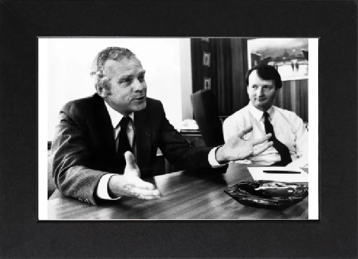 Gerahmter Druck : Links, John Egan, Vorsitzender von Jaguar und Neil Johnson am 13. August 1982 Gerahmter Druck : Links, John Egan, Vorsitzender von Jaguar und Neil Johnson am 13. August 1982