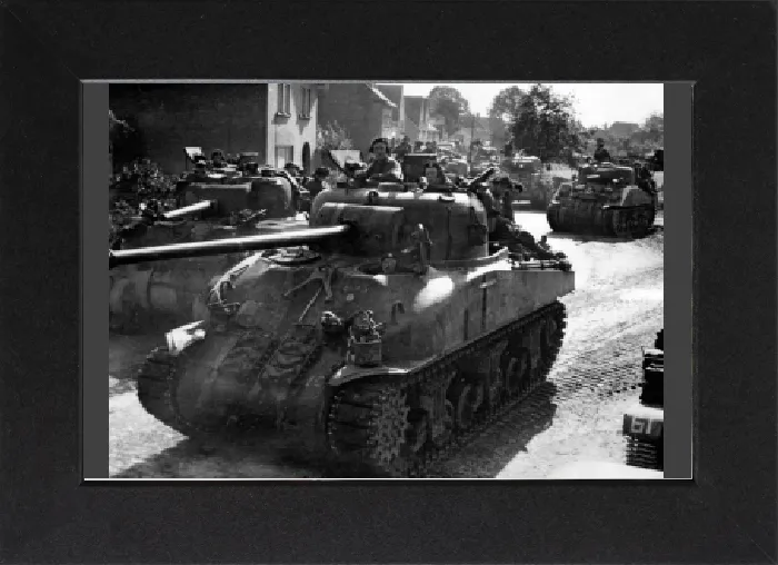 Gerahmter Druck : Ein Scharnhubert Feuerflieger-Tank der 11. Panzerdivision führt einen Kolonnenwagen durch die Strecke Gerahmter Druck : Ein Scharnhubert Feuerflieger-Tank der 11. Panzerdivision führt einen Kolonnenwagen durch die Strecke