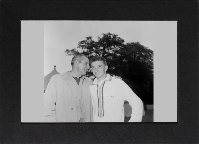 Gerahmter Druck : Fred Perry (links) ehemaliger Wimbledon-Champion, der mit Stan Matthews Jr. spricht, wer ist Gerahmter Druck : Fred Perry (links) ehemaliger Wimbledon-Champion, der mit Stan Matthews Jr. spricht, wer ist