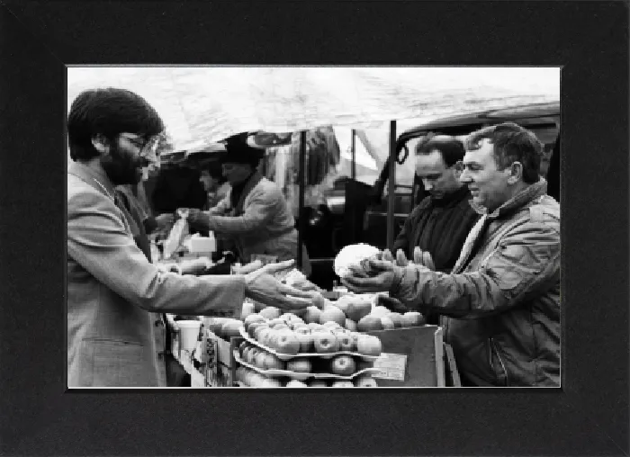 Gerahmter Druck : Markt am West Derby Road, Liverpool, dem 12. April 1986; derLiverpool-Ratsherr Vinnie Wagner Gerahmter Druck : Markt am West Derby Road, Liverpool, dem 12. April 1986; derLiverpool-Ratsherr Vinnie Wagner
