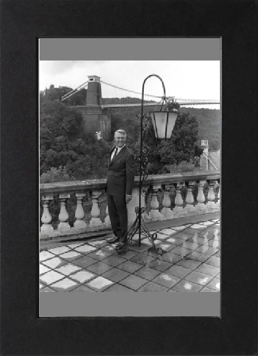 Gerahmter Druck : Hollywood-Schauspieler Cary Grant auf einem seiner häufigen Besuche in seine Heimatstadt Bristol. Gerahmter Druck : Hollywood-Schauspieler Cary Grant auf einem seiner häufigen Besuche in seine Heimatstadt Bristol.