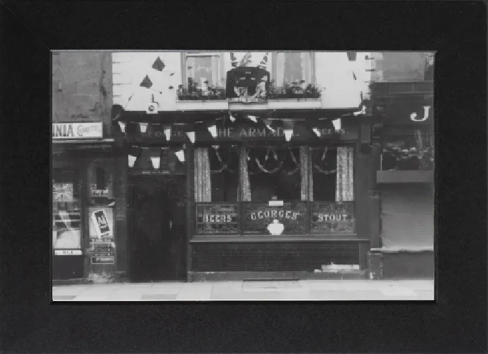 Gerahmter Druck : Die Armada-Pub im Broadmead in Bristol verkleidete sich für die Krönung am 1. Juni 1953 Gerahmter Druck : Die Armada-Pub im Broadmead in Bristol verkleidete sich für die Krönung am 1. Juni 1953