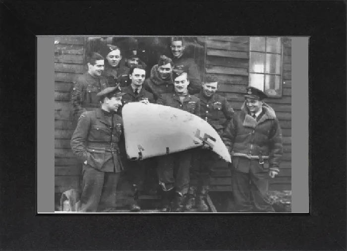 Gerahmter Druck : Flieger aus der Staffel 501 präsentieren die Ruder des Führerwerks eines Messerschmitts Bf 109 bei der RAF Gerahmter Druck : Flieger aus der Staffel 501 präsentieren die Ruder des Führerwerks eines Messerschmitts Bf 109 bei der RAF