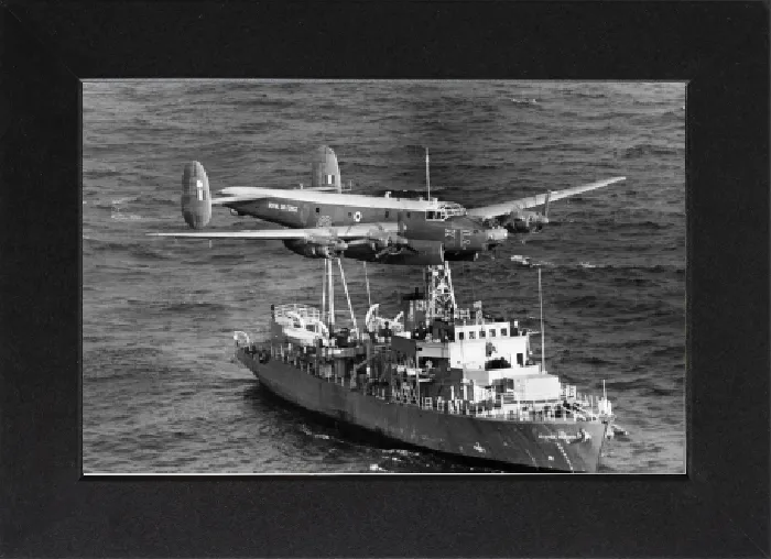 Gerahmter Druck : Ein britischer Luftwaffenschiffshelikopter der Marineluftwaffe fliegt niedrig über ein Schiff Gerahmter Druck : Ein britischer Luftwaffenschiffshelikopter der Marineluftwaffe fliegt niedrig über ein Schiff