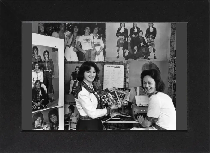 Gerahmter Druck : Fans der Popmusik, Joy Lynch (geboren im Alter von 16 Jahren), und Julie Franks (geboren im Alter von 15 Jahren) Gerahmter Druck : Fans der Popmusik, Joy Lynch (geboren im Alter von 16 Jahren), und Julie Franks (geboren im Alter von 15 Jahren)