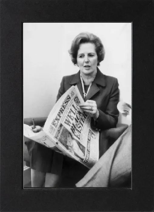 Gerahmter Druck : Margaret Thatcher liest die Daily Express am 10. April 1979 Gerahmter Druck : Margaret Thatcher liest die Daily Express am 10. April 1979