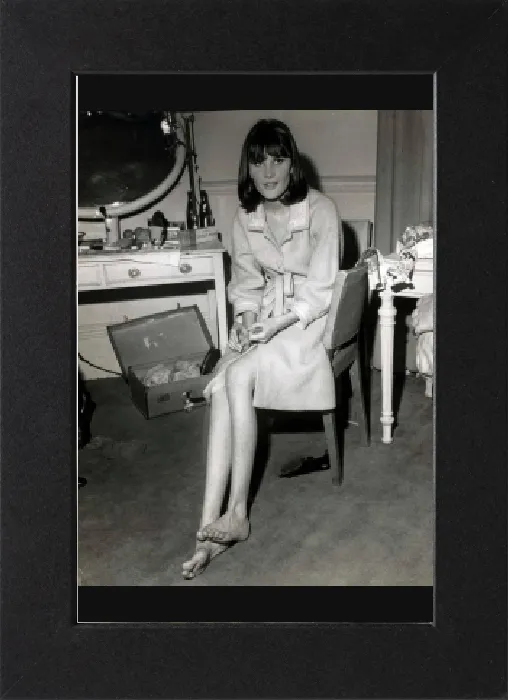 Gerahmter Druck : Sandie Shaw Singt in einem Raum im Savoy, London am 01. November 1965 Gerahmter Druck : Sandie Shaw Singt in einem Raum im Savoy, London am 01. November 1965