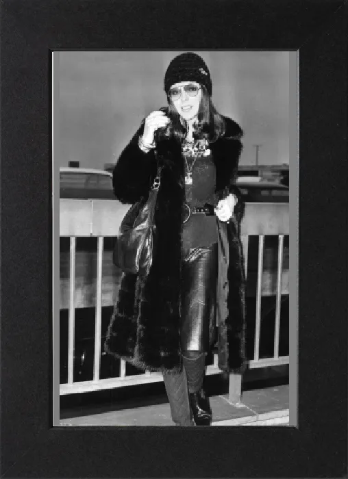 Gerahmter Druck : Joan Collins in Pelzjacke am Londoner Flughafen Dezember 1971 Gerahmter Druck : Joan Collins in Pelzjacke am Londoner Flughafen Dezember 1971