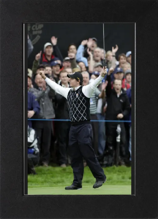 Gerahmter Druck : Rory McIlroy feiert seinen Sieg bei der Ryder Cup 2010, Celtic Manor Resort, Newport, Wales Gerahmter Druck : Rory McIlroy feiert seinen Sieg bei der Ryder Cup 2010, Celtic Manor Resort, Newport, Wales