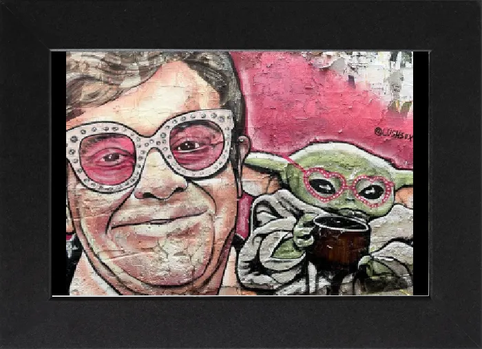 Gerahmter Druck : Straßenkunst / Graffiti, die Sir Elton John darstellen.