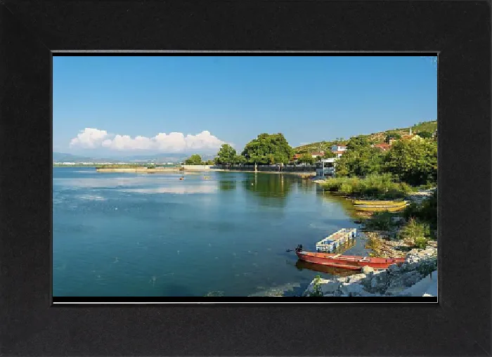 Gerahmter Druck : Ansichten des Shiroka-Sees mit Booten in der Nähe von Shkoder während Sommerurlaub. Albanien. Gerahmter Druck : Ansichten des Shiroka-Sees mit Booten in der Nähe von Shkoder während Sommerurlaub. Albanien.