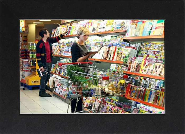 Gerahmter Druck : Zeitschriftenständer, Zeitungen, Supermarkt, Deutschland, Europa
