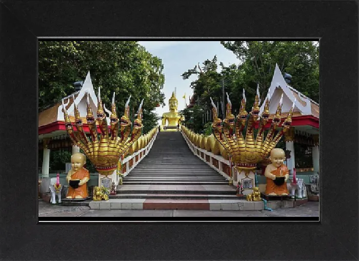 Gerahmter Druck : Goldener Buddha-Statue, siebenköpfiger Naga, Treppen zu Wat Phra Yai-Tempel, Pattaya, Chon Buri Province, Thailand, Asien Gerahmter Druck : Goldener Buddha-Statue, siebenköpfiger Naga, Treppen zu Wat Phra Yai-Tempel, Pattaya, Chon Buri Province, Thailand, Asien