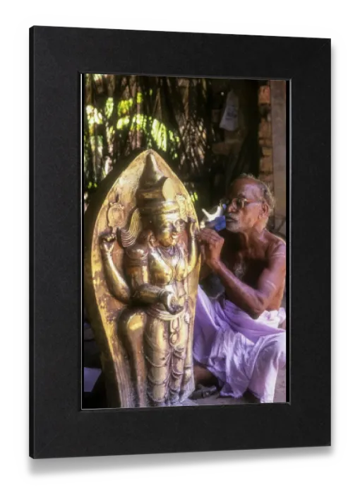 Gerahmter Druck : Ein Handwerker, der eine Bronzestatue in Kunnamangalam herstellt Gerahmter Druck : Ein Handwerker, der eine Bronzestatue in Kunnamangalam herstellt