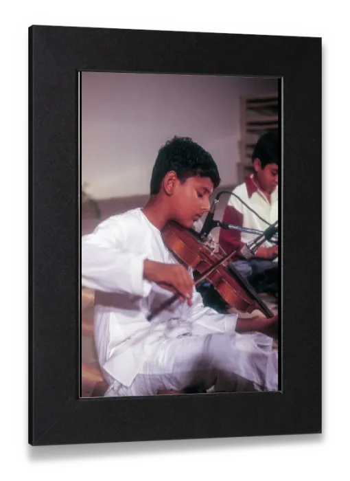 Gerahmter Druck : Ein Junge spielt Violin in Kerala Gerahmter Druck : Ein Junge spielt Violin in Kerala