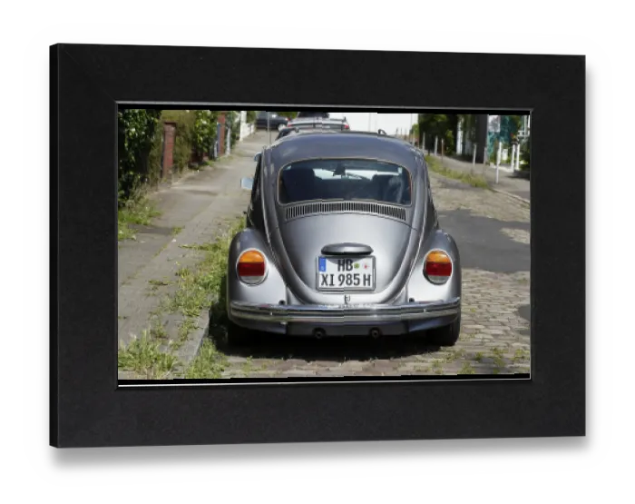 Gerahmter Druck : Silberne VW Käfer auf der Straße parkiert.