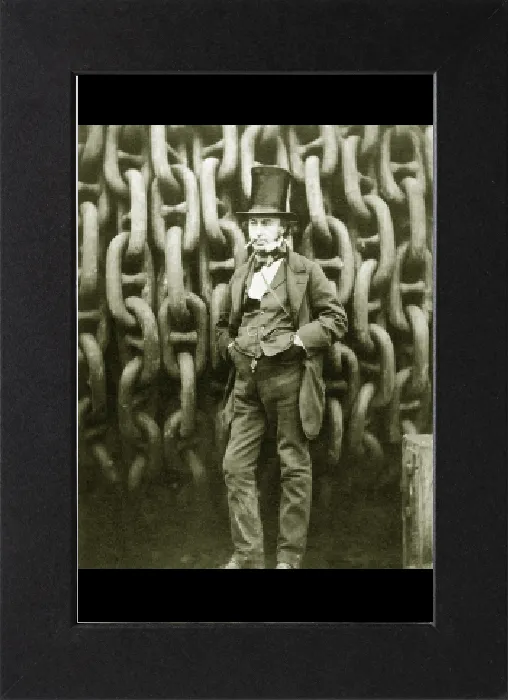 Gerahmter Druck : Isambard Kingdom Brunel, FRS (9. April 1806 - 15. September 1859), war ein führender britischer Bauingenieur, bekannt für seine Brücken und Werften sowie insbesondere für die Errichtung der ersten großen britischen Eisenbahn, der Great Western Railway, eine Reihe berühmter Dampfschiffe einschließlich des ersten Propeller-Dampfer über den Atlantik und zahlreicher wichtiger Brücken und Tunnel. Seine Entwürfe revolutionierten das öffentliche Verkehrswesen und die moderne Ingenieurskunst.