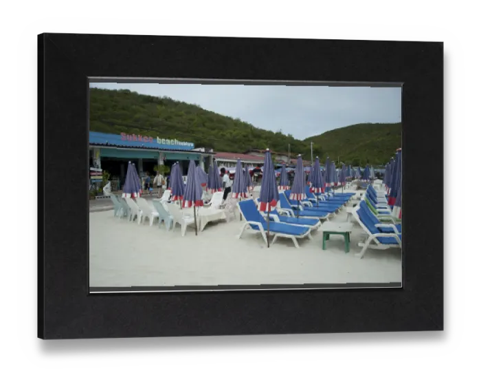 Gerahmter Druck : Stühle mit Sonnenschirmen, Sukkee Beach. Gerahmter Druck : Stühle mit Sonnenschirmen, Sukkee Beach.