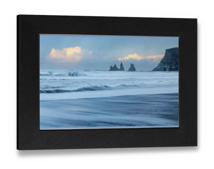 Gerahmter Druck : Reynisdrangar-Spitzen, Lavastrand Gerahmter Druck : Reynisdrangar-Spitzen, Lavastrand