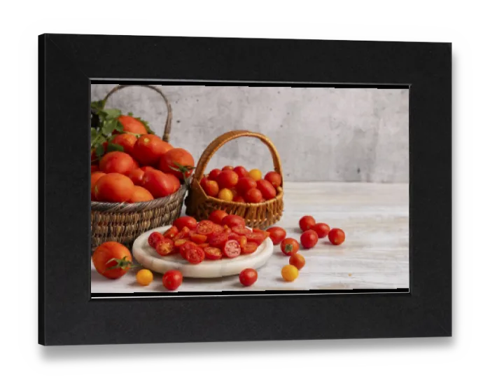 Gerahmter Druck : Geschälte Tomaten auf einem weißen Marmortisch.