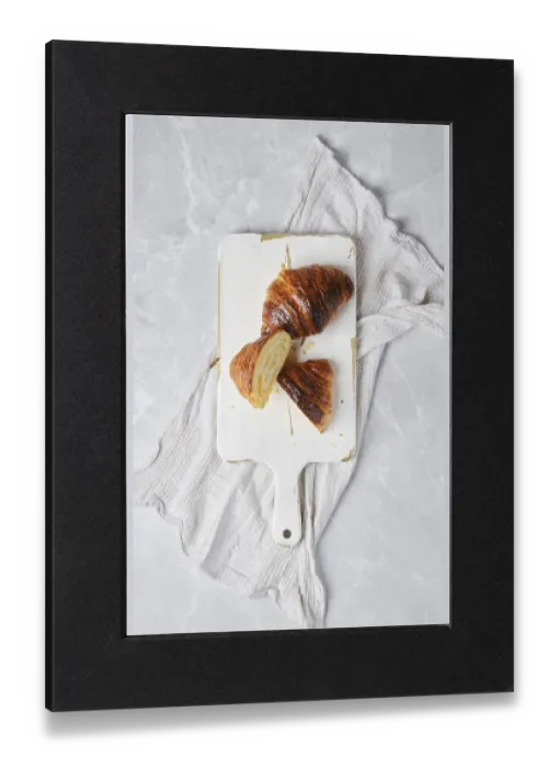 Gerahmter Druck : Obenansicht eines klassischen Croissant, halbiert auf einem weißen Holzbrett serviert. Gerahmter Druck : Obenansicht eines klassischen Croissant, halbiert auf einem weißen Holzbrett serviert.