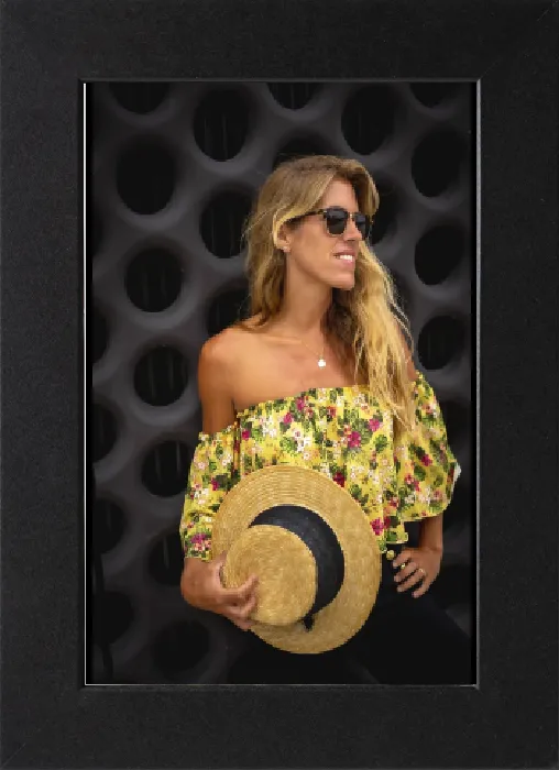 Gerahmter Druck : Portrait eines blonden Frauen, die lächelt mit einem gelben vintage Outfit mit Hut auf schwarzem Hintergrund. Gerahmter Druck : Portrait eines blonden Frauen, die lächelt mit einem gelben vintage Outfit mit Hut auf schwarzem Hintergrund.