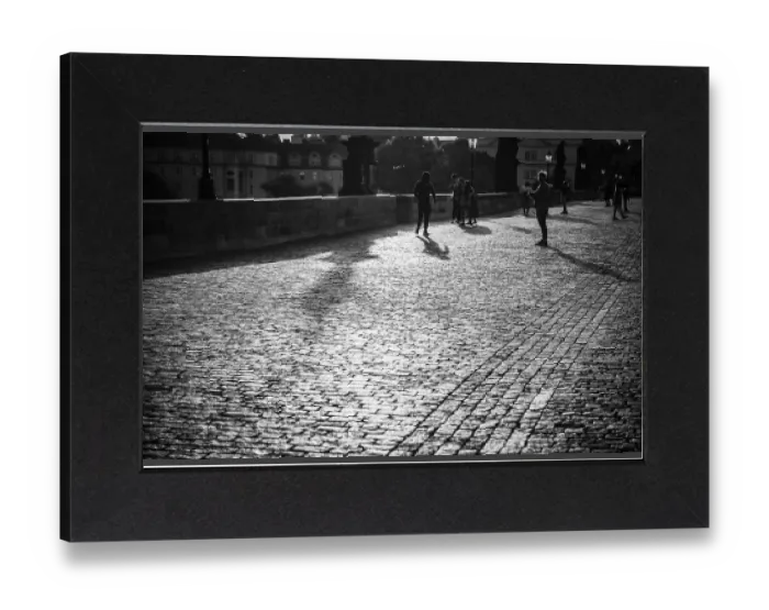 Gerahmter Druck : Touristen auf der Karlsbrücke, morgendliche Stimmung. Gerahmter Druck : Touristen auf der Karlsbrücke, morgendliche Stimmung.