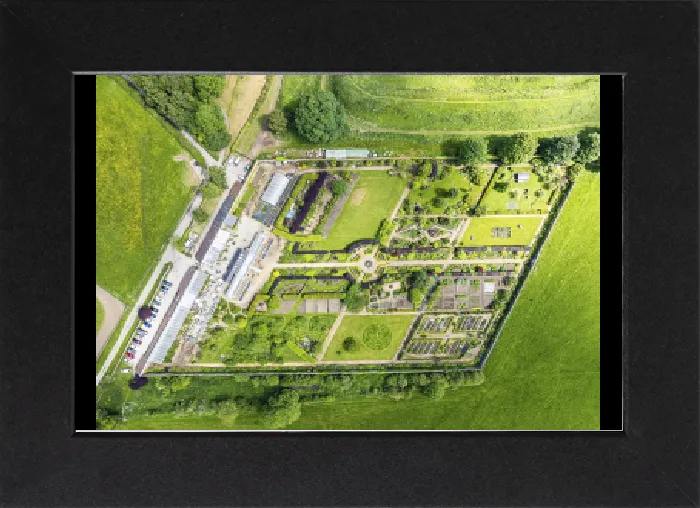 Gerahmter Druck : Helmsley Castle aus einer Drohne, North York Moors National Park. Gerahmter Druck : Helmsley Castle aus einer Drohne, North York Moors National Park.