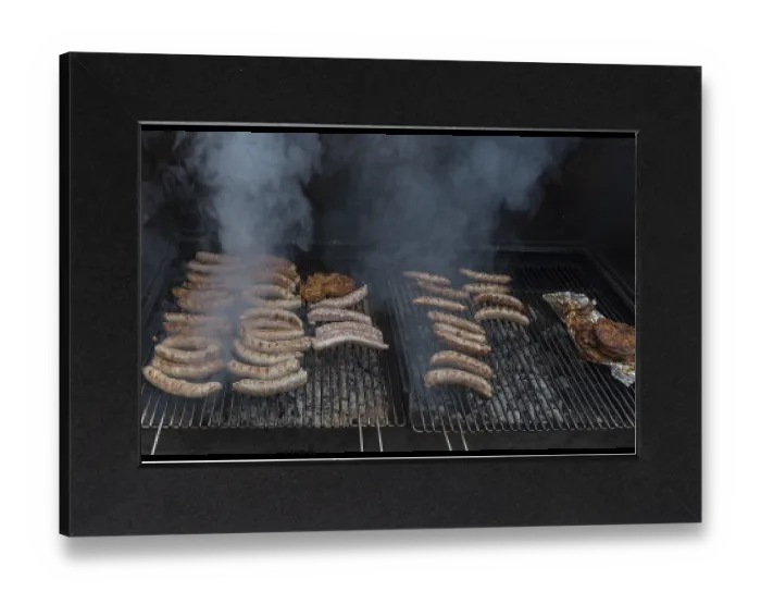 Gerahmter Druck : Bratwurst und Steaks auf einem Grill bei einem Dorffest. Gerahmter Druck : Bratwurst und Steaks auf einem Grill bei einem Dorffest.