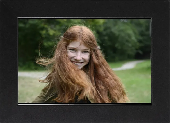 Gerahmter Druck : Junge Frau mit langen roten Haaren. Gerahmter Druck : Junge Frau mit langen roten Haaren.