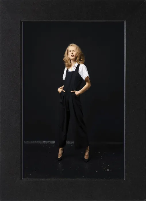 Gerahmter Druck : Schöne junge Mode-Model in schwarzer Hose und weißem Hemd posiert über schwarzem Hintergrund. Gerahmter Druck : Schöne junge Mode-Model in schwarzer Hose und weißem Hemd posiert über schwarzem Hintergrund.