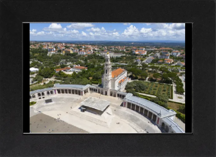 Gerahmter Druck : Hoher Schwenk von einer Basilika mit einem großen Platz, umgeben von grünen Bäumen. Gerahmter Druck : Hoher Schwenk von einer Basilika mit einem großen Platz, umgeben von grünen Bäumen.