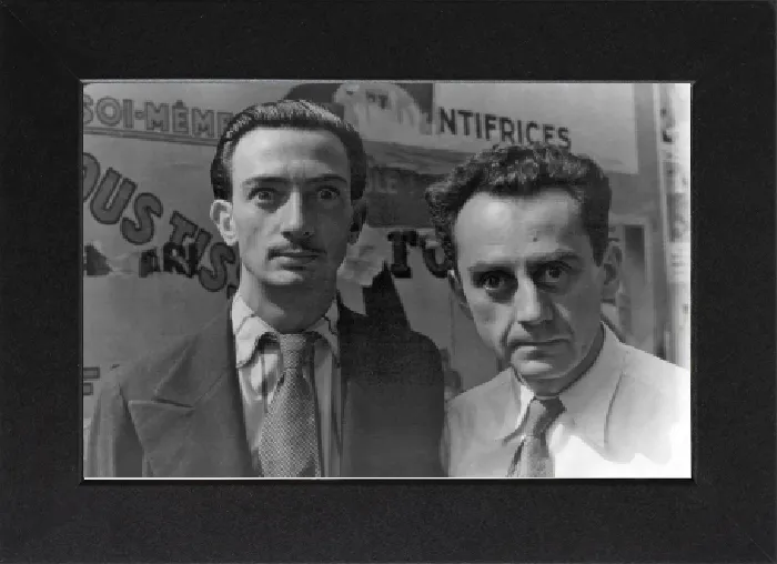 Gerahmter Druck : Man Ray und Salvador Dali, zwei Schlüsselfiguren des Surrealismus Gerahmter Druck : Man Ray und Salvador Dali, zwei Schlüsselfiguren des Surrealismus
