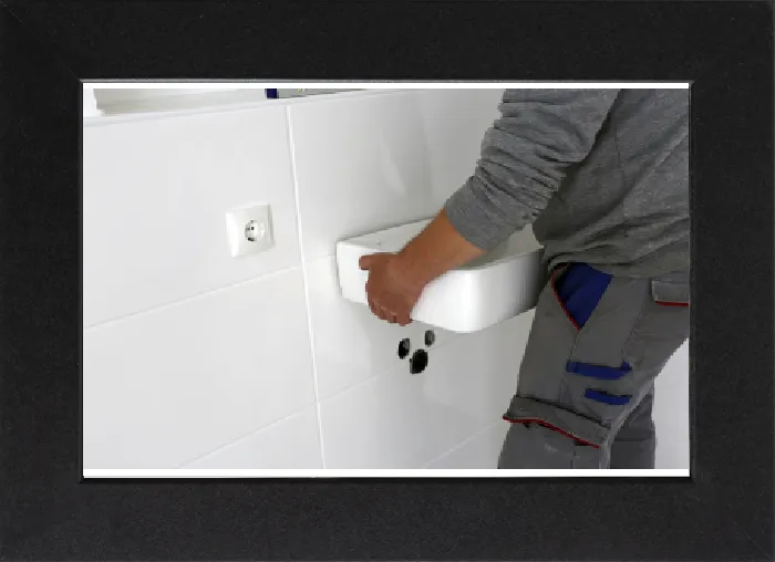 Gerahmter Druck : Der Installateur legt einen neuen Waschbecken ein. Gerahmter Druck : Der Installateur legt einen neuen Waschbecken ein.