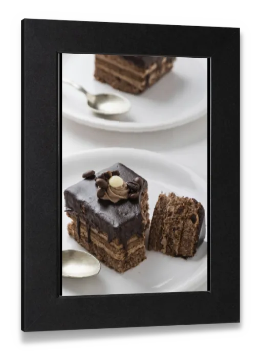 Gerahmter Druck : Schokoladen- und Kaffee-Kuchen auf einem weißen Teller. Gerahmter Druck : Schokoladen- und Kaffee-Kuchen auf einem weißen Teller.