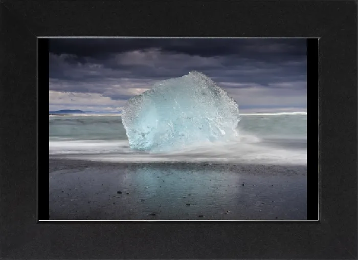 Gerahmter Druck : Diamantstrand, Eisberg auf schwarzer Lavastrände. Gerahmter Druck : Diamantstrand, Eisberg auf schwarzer Lavastrände.