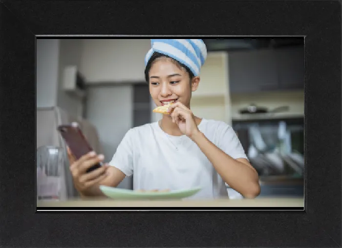 Gerahmter Druck : Asiatische Mädchen genießen es, zu Hause am Morgen zu essen. Gerahmter Druck : Asiatische Mädchen genießen es, zu Hause am Morgen zu essen.