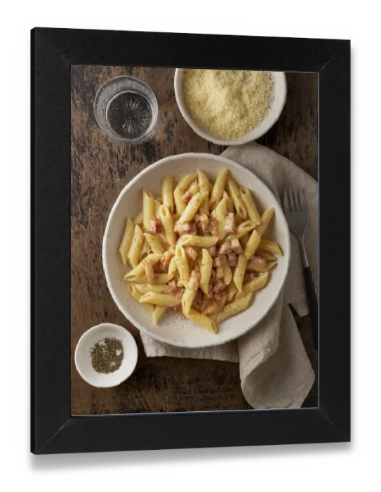 Gerahmter Druck : Carbonara-Pasta. Penne mit Pancetta Gerahmter Druck : Carbonara-Pasta. Penne mit Pancetta