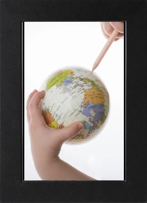 Gerahmter Druck : Kind hält einen Globus und einen Stift in der Hand auf einem weißen Hintergrund. Gerahmter Druck : Kind hält einen Globus und einen Stift in der Hand auf einem weißen Hintergrund.