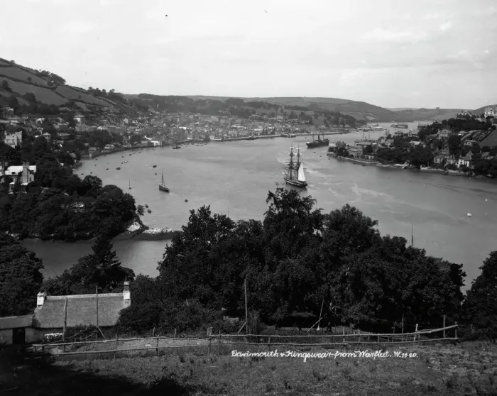 Gerahmter Druck : Dartmouth und Kingswear aus Warfleet, um 1900 Gerahmter Druck : Dartmouth und Kingswear aus Warfleet, um 1900