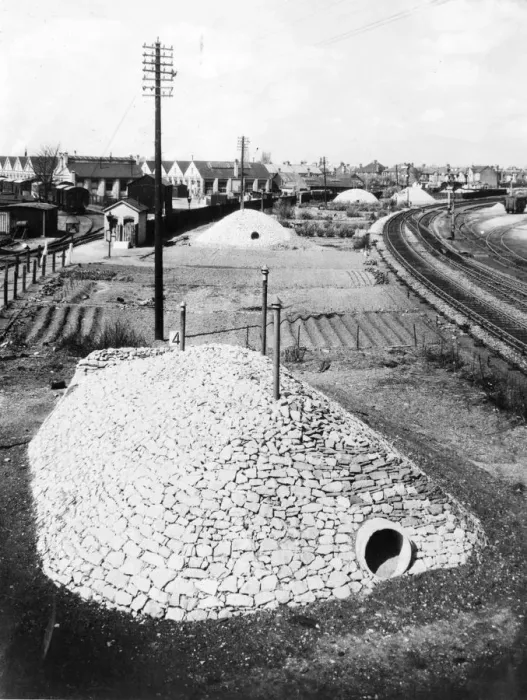 Gerahmter Druck : Luftschutzgeschoss im Bahnhofsvorwerk von West Ealing, 1940 Gerahmter Druck : Luftschutzgeschoss im Bahnhofsvorwerk von West Ealing, 1940