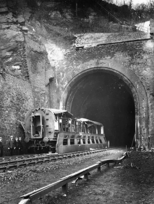 Gerahmter Druck : Sprengschäden am Fox's Wood-Tunnel in Bristol, 1941 Gerahmter Druck : Sprengschäden am Fox's Wood-Tunnel in Bristol, 1941