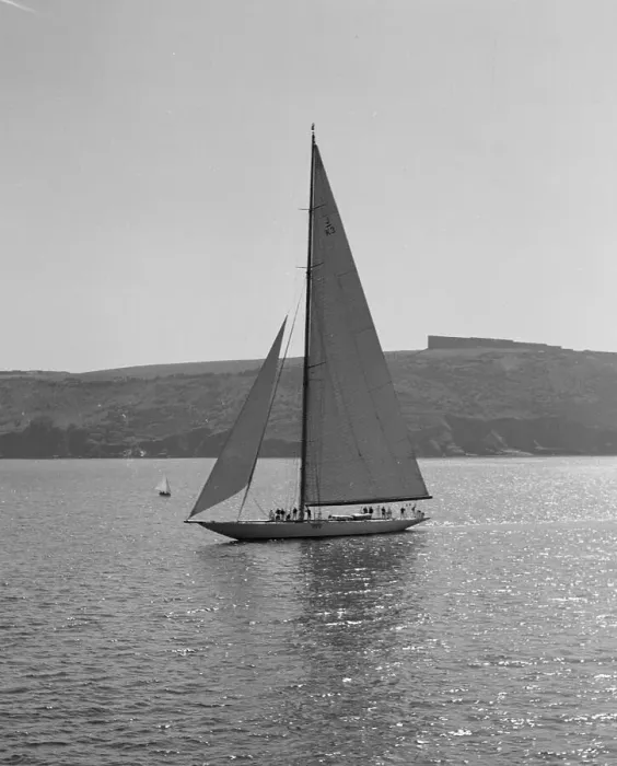 Gerahmter Druck : Endeavour. Die J-Klasse-Yacht Endavour von Sir Thomas Sopwith, Cowes 1934 Gerahmter Druck : Endeavour. Die J-Klasse-Yacht Endavour von Sir Thomas Sopwith, Cowes 1934