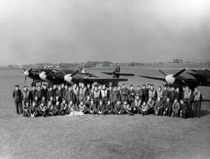 Gerahmter Druck : Squadron 137 der Royal Air Force im Jahr 1943