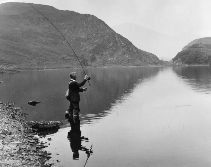 Gerahmter Druck : Fischen am See von Llyn Dinas Gerahmter Druck : Fischen am See von Llyn Dinas