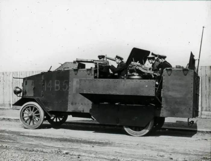 Gerahmter Druck : Panzerwagen-Design im Teststand Gerahmter Druck : Panzerwagen-Design im Teststand